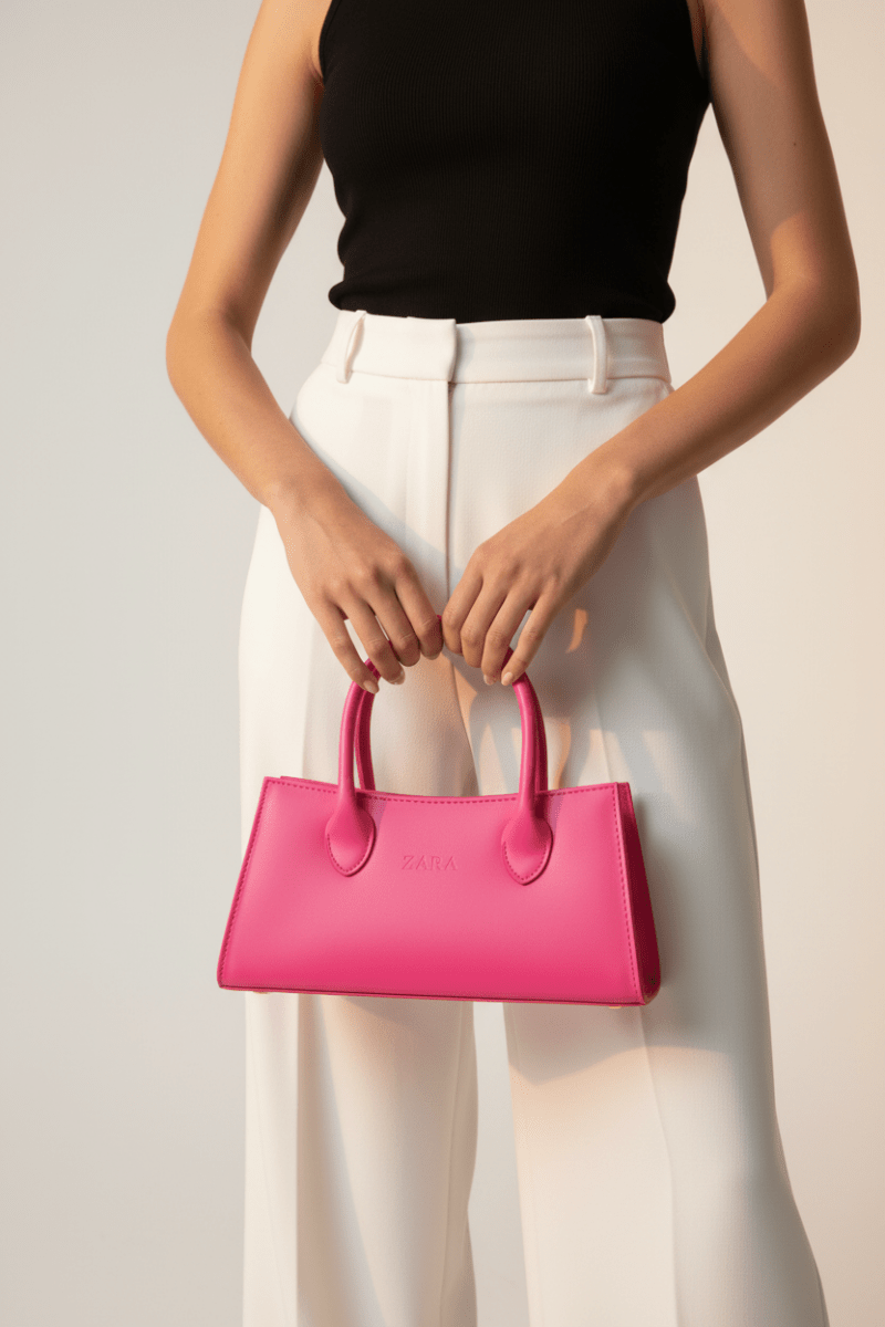 Zara mini fuşya çanta manken görseli 2
