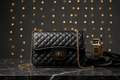Quilted altın zincirli siyah flap bag stüdyo görseli